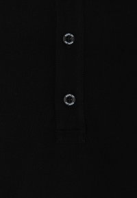 Svart pikétröja med texturerat tyg, treknappsstängning och en knapp med "REPLAY"-logotyp. Minimalistisk design utan mönster.