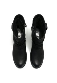 Bottines noires en cuir lisse avec un poignet en tissu, comportant des coutures décoratives et une fermeture éclair sur le côté pour un accès facile.