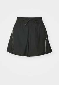 Schwarze Sportshorts mit elastischem Bund, Kordelzug und weißen Seitenstreifen; gefertigt aus leichtem, strukturiertem Stoff.