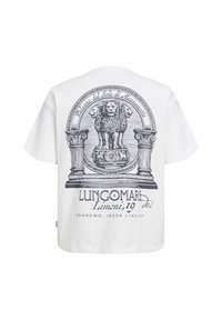 Chemise blanche à manches courtes avec impression noire d'une statue de lion à trois têtes entre deux piliers, encadrée par un texte et une bordure circulaire décorative.