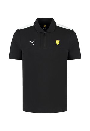 Czarna koszulka polo z zamkiem przy kołnierzu, białymi akcentami na ramionach, białym logo Pumy oraz żółtym emblematem Ferrari na piersi.