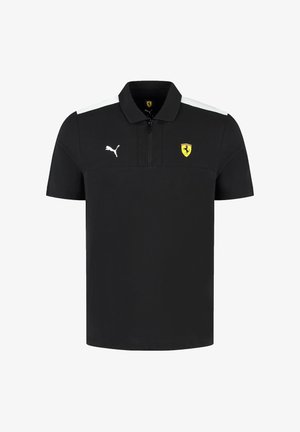 Czarna koszulka polo z zamkiem przy kołnierzu, białymi akcentami na ramionach, białym logo Pumy oraz żółtym emblematem Ferrari na piersi.