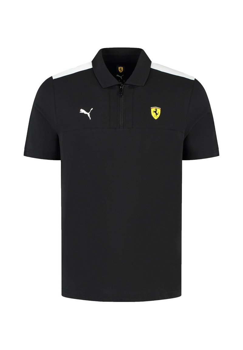 Czarna koszulka polo z zamkiem przy kołnierzu, białymi akcentami na ramionach, białym logo Pumy oraz żółtym emblematem Ferrari na piersi.