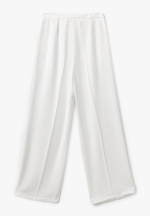 Weite Hosen aus weichem, weißem Stoff mit einem elastischen Bund, glatter Textur und minimalen Nähten.