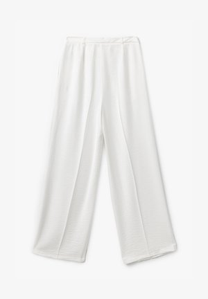 Pantaloni a gamba larga, realizzati in morbido tessuto bianco, con vita elastica, superficie liscia e dettagli di cucitura minimi.