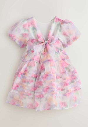 Rochie cu model floral, mâneci scurte bufante, o fundă în spate, volane stratificate și culori pastelate pe un fundal de material transparent.