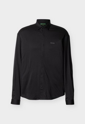 Chemise noire à manches longues avec col, logo "BOSS" sur la poitrine et boutons discrets cachés sur le devant.