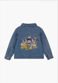 Jeansjacka med en broderad design på ryggen av ikoniska seriekaraktärer i livfulla färger, med klassisk krage och knappmanschetter.