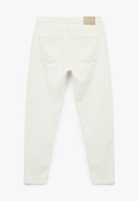Białe dżinsy o slim fit, z gładką tylną częścią, dwoma tylnymi kieszeniami i skórzaną naszywką na pasku.