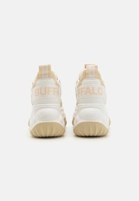 Adidași sport albi și bej cu o talpă groasă, dotati cu branding "BUFFALO" pe spate și accente texturate pe călcâie.