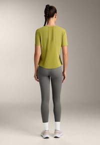 OYSHO SHORT-SLEEVED TECHNICAL - Základné tričko - neon green