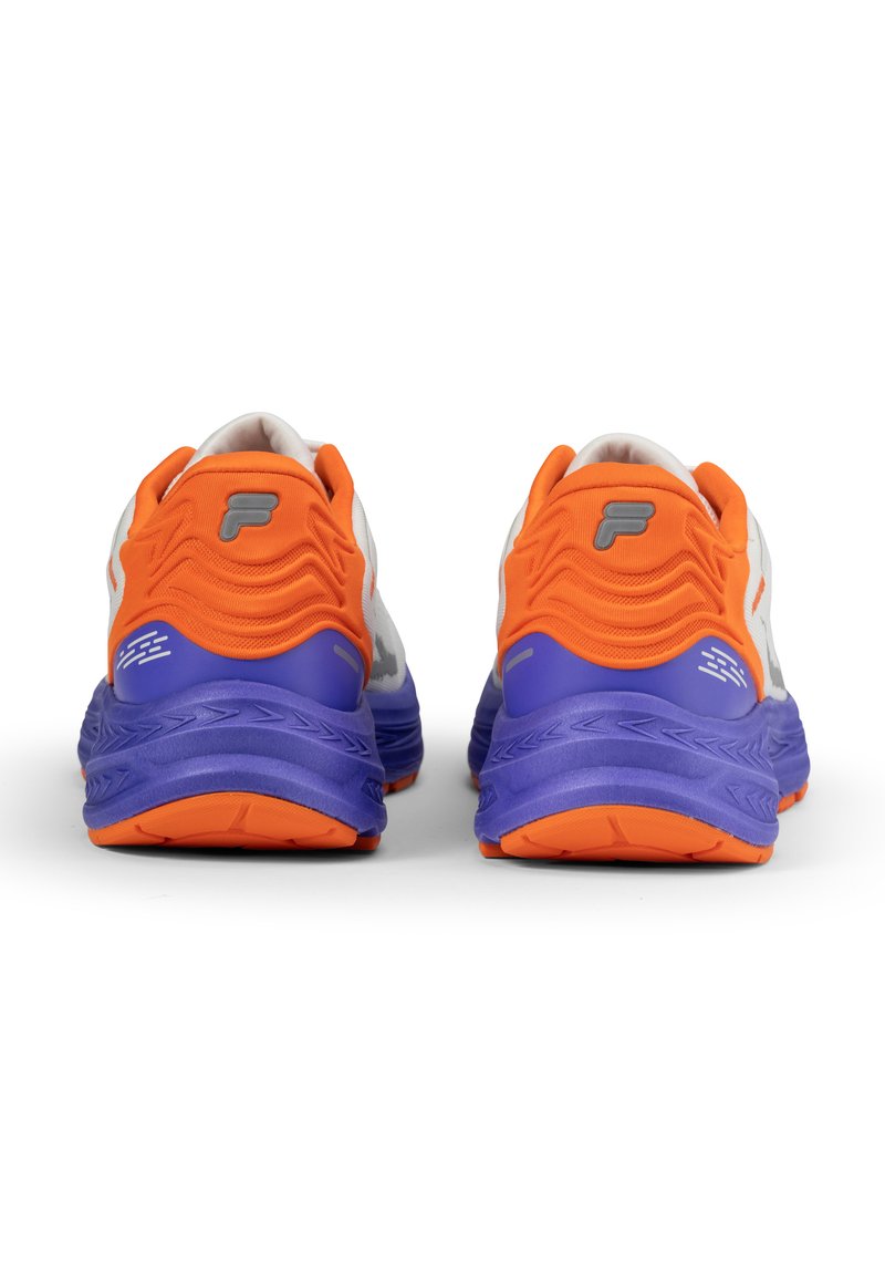 Zapatillas de running con una parte superior blanca, acentos naranjas y una suela morada. Presenta un talón texturizado y detalle del logo. Combinación de colores audaz.