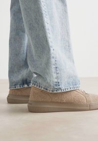 Calvin Klein Jeans CHUNKY CUPSOLE - Tossud - triple savannah tan