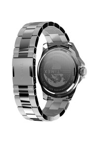 Montre en acier inoxydable avec un bracelet en argent poli, un boîtier rond et un fond texturé noir comportant une carte du monde et le logo de la marque gravé.