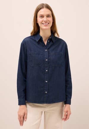 Camicia di jeans di colore blu scuro, con chiusura a bottoni davanti, due tasche sul petto e maniche lunghe. Tessuto morbido con vestibilità rilassata.