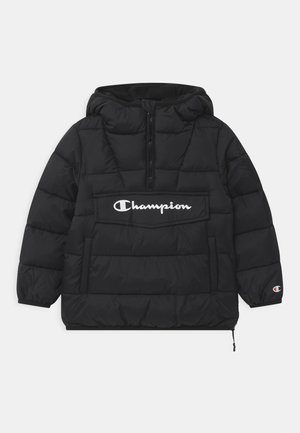 Giacca imbottita nera Champion con cappuccio, mezza cerniera frontale, grande tasca frontale con logo e polsini elasticizzati.