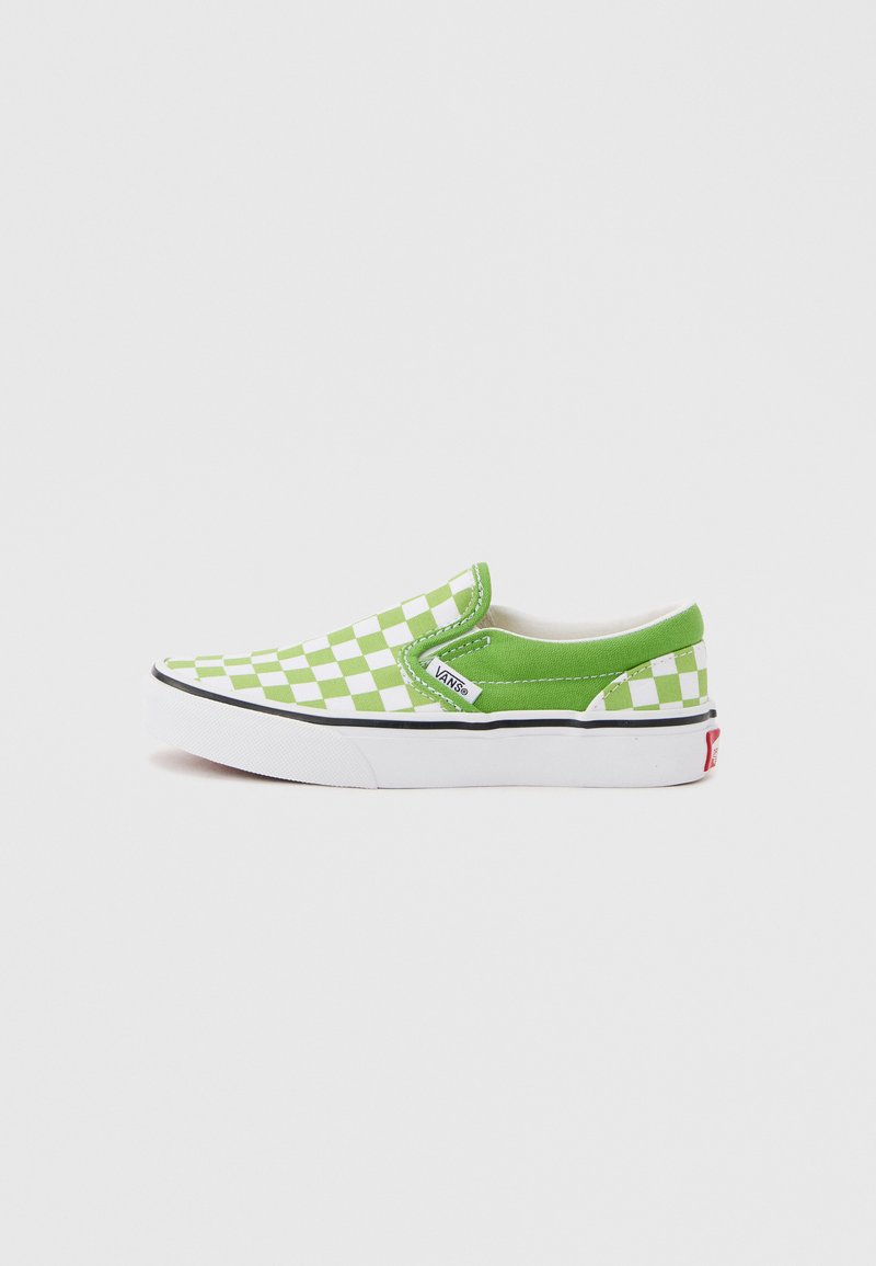 Chaussure Vans basse sans lacets avec motif à damier vert et blanc et semelle en caoutchouc blanche avec bande noire.