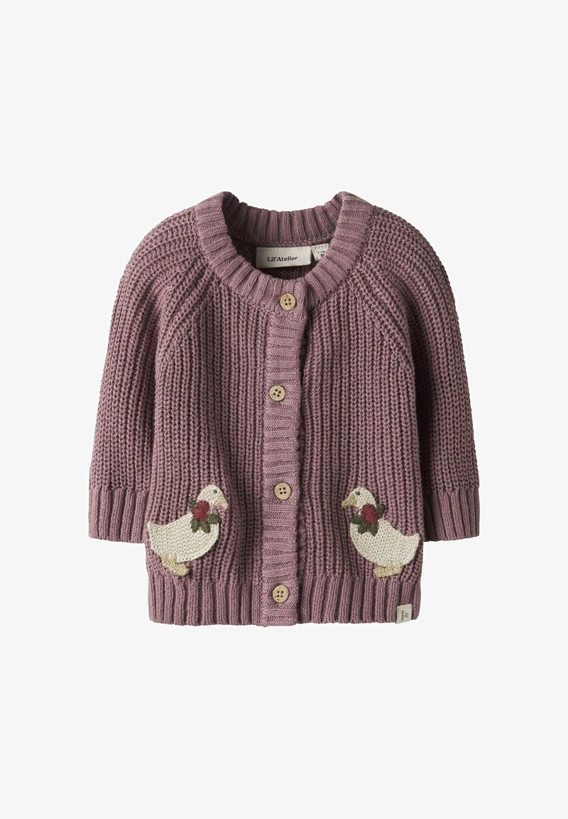 Pletený kardigán v prachovom ružovom odtieni s drevenými gombíkmi, s dvoma vyšitými kačkami na predných vreckách a so stočenými manžetami a lemom.
