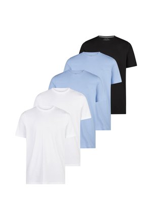 Fem ensfarvede T-shirts med rund hals i sort, lyseblå og hvid, arrangeret i en trappestillet lodret række på en hvid baggrund.