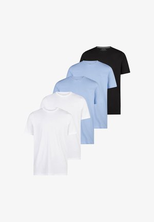 Pięć gładkich t-shirtów z okrągłym dekoltem w kolorach czarnym, jasnoniebieskim i białym, ułożonych w nieregularny pionowy rząd na białym tle.
