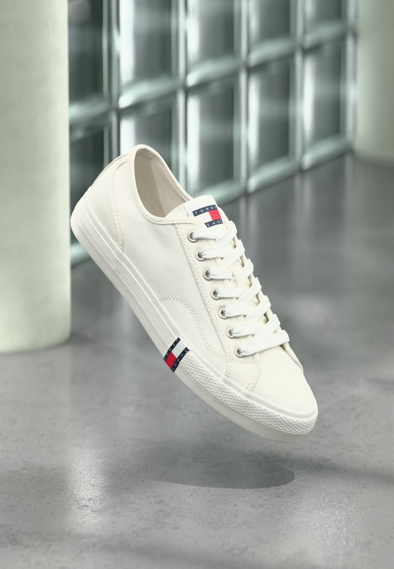 Tommy Jeans ARCHIVE FLAG STRIPE CANVAS TRAINERS