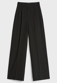 Svart vida byxor med vertikala vita ränder, med knappstängning och veck framtill för extra struktur.