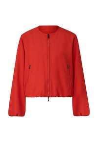 Rød kort jakke lavet af blødt stof med rund halsudskæring, frontlynlås og to sidelommer med lynlås. Har elastiske manchetter og linning.
