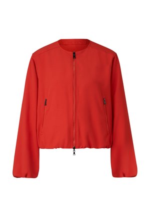 Czerwona krótka kurtka wykonana z gładkiej tkaniny, z okrągłym dekoltem, zamkiem błyskawicznym z przodu oraz dwiema bocznymi kieszeniami na zamek. Posiada elastyczne mankiety i dół.