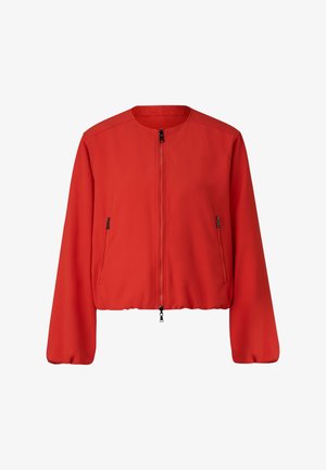 Czerwona krótka kurtka wykonana z gładkiej tkaniny, z okrągłym dekoltem, zamkiem błyskawicznym z przodu oraz dwiema bocznymi kieszeniami na zamek. Posiada elastyczne mankiety i dół.