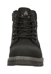 Svarta ankelskor med ett slätt material, platta gummisulor, metallöglor och snörning, med en sidodragkedje-detalj.