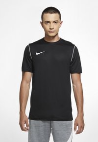 Camiseta deportiva negra de Nike con mangas cortas, que presenta el logotipo de swoosh blanco y acentos laterales. Acabado de tela ligera y suave.