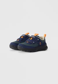 Detské športové topánky v námorníckej a tmavozelenej farbe s čiernymi podrážkami, oranžovými ťahadlami a suchým zipsom, logo Timberland na boku.
