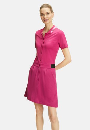 Fuchsia Polokleid aus leichtem Stoff, mit kragenloser Halslinie, Knopfleiste, kurzen Ärmeln und einem kontrastierenden Taillenbund.