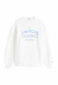 Witte sweatshirt met blauwe tekst "ALL AMERICAN CLASSICS", voorzien van geribbelde manchetten, een relaxte pasvorm en een logo-accent op de mouw.