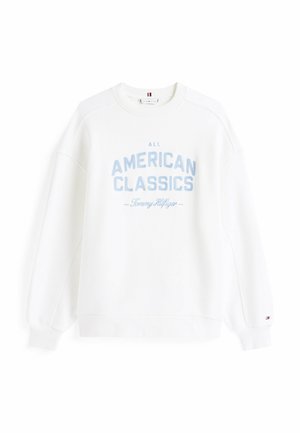 Witte sweatshirt met blauwe tekst "ALL AMERICAN CLASSICS", voorzien van geribbelde manchetten, een relaxte pasvorm en een logo-accent op de mouw.