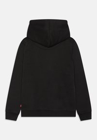 Svart hoodie med en mjuk textur, känguruficka, ribbad mudd och nederkant, samt en stor huva för skydd.