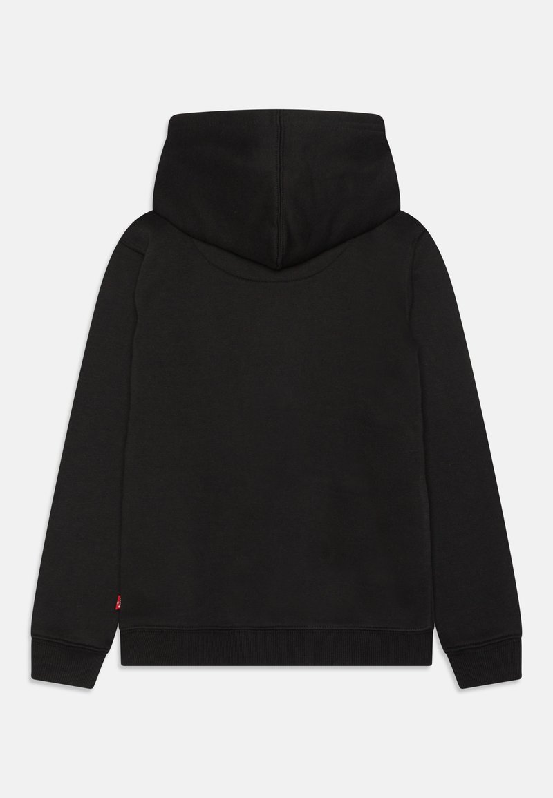 Haut à capuche noir avec une texture lisse, poche kangourou, poignets et ourlet côtelés, et une grande capuche pour plus de protection.