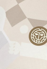 Tejido texturizado en beige con un patrón geométrico y un logo circular que presenta un rostro estilizado en marrón.