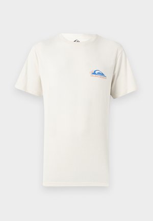 Biały T-shirt z krótkim rękawem z małym niebiesko-pomarańczowym logo Quiksilver i kwiatowym wzorem na lewej piersi.
