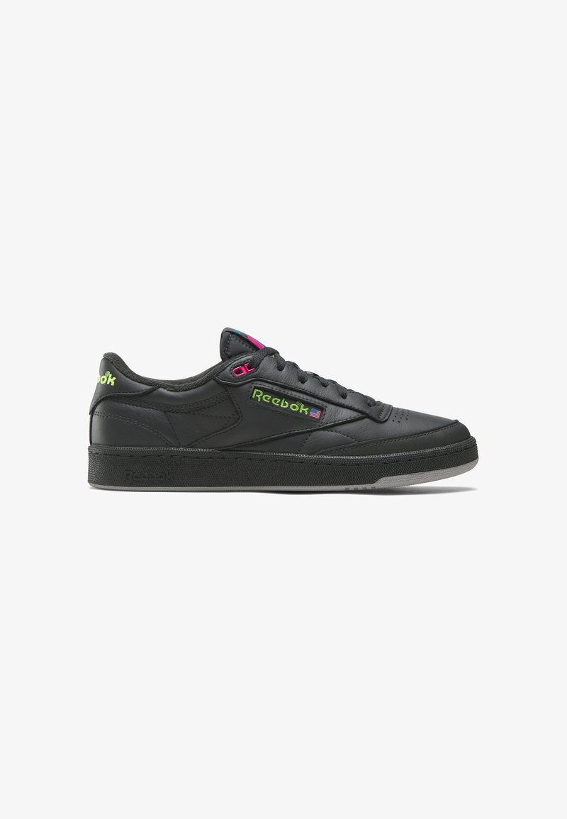 Zwarte leren sneaker met een lage ontwerp, voorzien van levendige roze en groene Reebok-branding, gestructureerde zijpanelen en een rubberen zool.