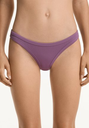 Parte inferiore di bikini a costine di colore viola intenso. Presenta un design a vita bassa con sottili cinturini laterali. Il materiale sembra elastico e testurizzato.