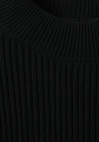 Tessuto a maglia a coste nero con un collo alto, che crea un aspetto testurizzato e stratificato con linee verticali ben distanziate.