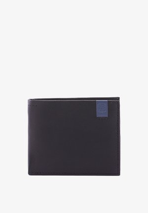 Portafoglio in pelle nera con finitura testurizzata. Presenta un piccolo logo blu come accento. Design pieghevole con dettagli di cucitura ben visibili.