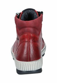 Baskets montantes en cuir rouge avec une finition texturée, semelle en caoutchouc blanc et doublure en polaire grise au col, dotées d'une fermeture éclair sur le côté.
