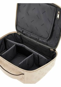 Sac à main de couleur pêche avec motif de logo embossé, ouverture zippée et intérieur doublé noir avec des cloisons compartimentées.