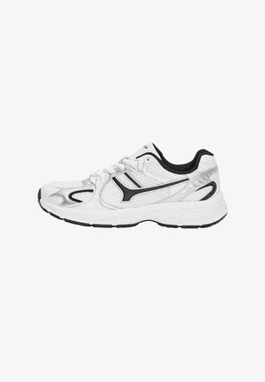 Chaussure de sport blanche avec dessus en mesh, accents noirs et semelle texturée. Présente un orteil arrondi et un système de laçage pour un maintien sécurisé.