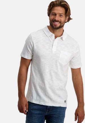 Witte polo met korte mouwen, voorzien van een drieknoopsluiting en een borstzak, gepresenteerd op een mannelijke model tegen een lichte achtergrond.