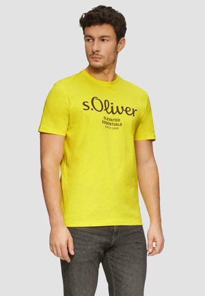 Žluté bavlněné tričko s krátkými rukávy, na přední straně s hnědým potiskem "s.Oliver ELEVATED ESSENTIALS SINCE 1969".