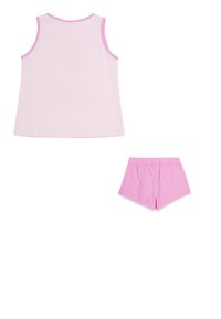 Top in cotone rosa con scollatura rotonda e bordo rosa, abbinato a pantaloni corti in cotone rosa con un bordo simile e una vestibilità rilassata.