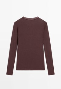 Czarna koszula z długim rękawem w kolorze ciemnego burgundu, wykonana z gładkiego materiału. Posiada okrągły dekolt oraz prosty, elegancki design bez ozdób.